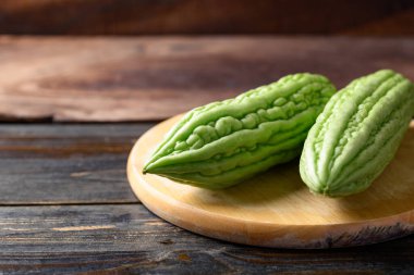 Acı kavun ya da acı kabak tahtada, organik sebzeler