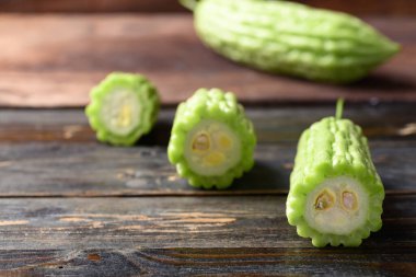 Acı kavun ya da ahşap masadaki acı kabak.