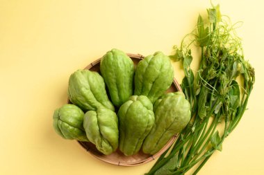 Çarşaf kabağı meyvesi ve yaprakları sarı, organik Asya sebzeleri yerel marketten