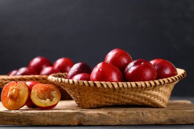 Kırmızı erik meyvesi (Japon eriği veya Çin eriği))