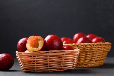 Kırmızı erik meyvesi (Japon eriği veya Çin eriği))