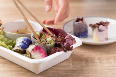 Çiçek ve sebzeli taze bahar böreği, vejetaryen yemeği.