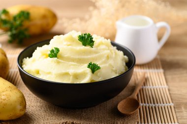 Tahta masada maydanozlu patates püresi.