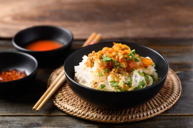 Baharatlı domates sosuyla karışık pirinç eriştesi, Tayland 'ın kuzeyinde Tai Yai yemeği.