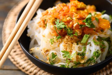 Baharatlı domates sosuyla karışık pirinç eriştesi, Tayland 'ın kuzeyinde Tai Yai yemeği.