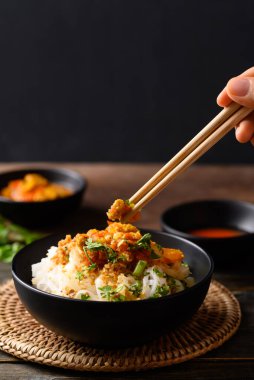 Baharatlı domates sosuyla karışık pirinç eriştesi, Tayland 'ın kuzeyinde Tai Yai yemeği.