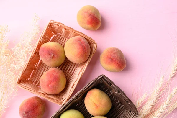 Asian Peach Fruit Basket Pink Background Top View — Stock Photo, Image