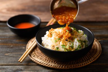 Baharatlı domates sosuyla karışık pirinç eriştesi, Tayland 'ın kuzeyinde Tai Yai yemeği.