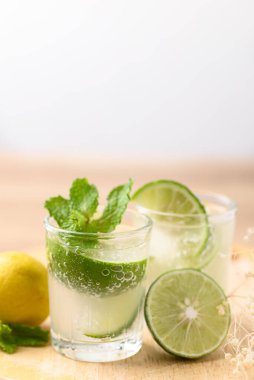 Soğuk limonlu soda, tropik yaz içeceği.