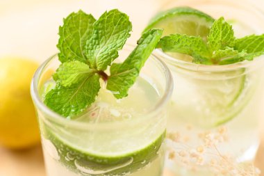 Soğuk limonlu soda, tropik yaz içeceği.