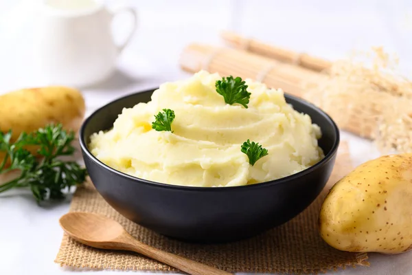 Mashed Potato Parsley Black Bowl White Background — Stock fotografie