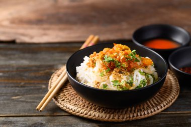 Baharatlı domates sosuyla karışık pirinç eriştesi, Tayland 'ın kuzeyinde Tai Yai yemeği.