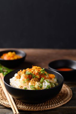 Baharatlı domates sosuyla karışık pirinç eriştesi, Tayland 'ın kuzeyinde Tai Yai yemeği.