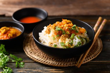 Baharatlı domates sosuyla karışık pirinç eriştesi, Tayland 'ın kuzeyinde Tai Yai yemeği.