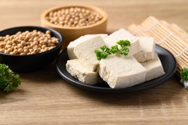 Soya tohumlu ev yapımı tofu, Asya mutfağında vejetaryen gıda malzemeleri, bitki bazlı.