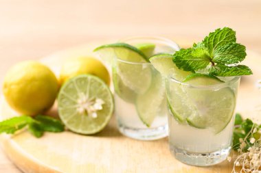 Soğuk limonlu soda, tropik yaz içeceği.