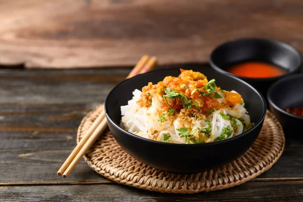 Baharatlı domates sosuyla karışık pirinç eriştesi, Tayland 'ın kuzeyinde Tai Yai yemeği.