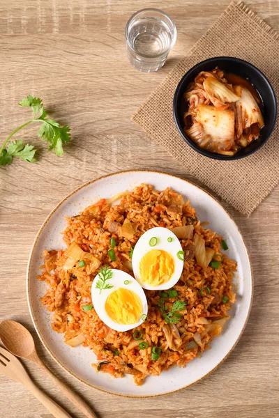 Kore kimchi pilavı ve ahşap masada haşlanmış yumurta.
