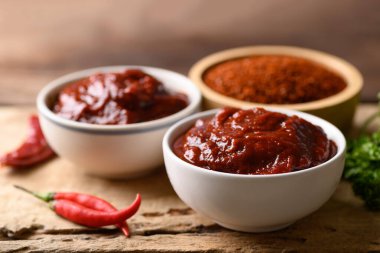 Kore gochujang (kırmızı biber ezmesi), baharatlı ve tatlı mayalanmış Kore baharatı.