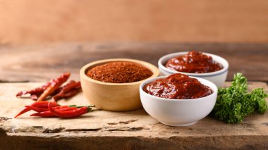 Kore gochujang (kırmızı biber ezmesi), baharatlı ve tatlı mayalanmış Kore baharatı.
