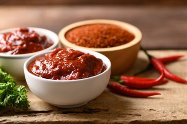Kore gochujang (kırmızı biber ezmesi), baharatlı ve tatlı mayalanmış Kore baharatı.