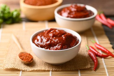 Kore gochujang (kırmızı biber ezmesi), baharatlı ve tatlı mayalanmış Kore baharatı.