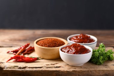 Kore gochujang (kırmızı biber ezmesi), baharatlı ve tatlı mayalanmış Kore baharatı.