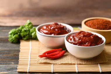 Kore gochujang (kırmızı biber ezmesi), baharatlı ve tatlı mayalanmış Kore baharatı.