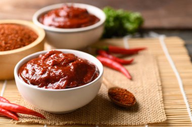 Kore gochujang (kırmızı biber ezmesi), baharatlı ve tatlı mayalanmış Kore baharatı.