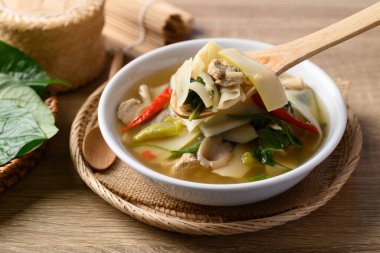Baharatlı bambu mantarlı çorba, Tayland yemeği.