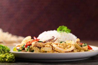 Tayland usulü kızarmış kalamar ve pilav, Tayland yemeği.