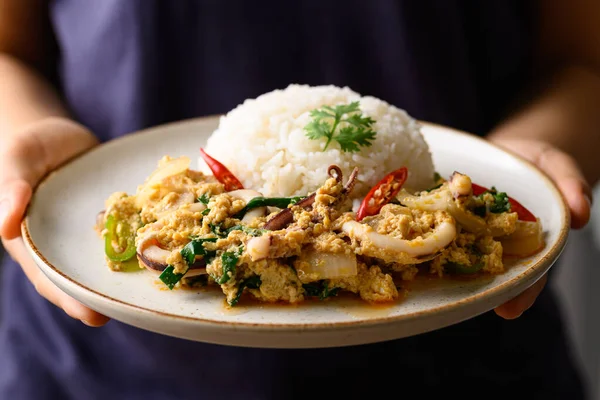 Tayland usulü kızarmış kalamar ve pilav, Tayland yemeği.