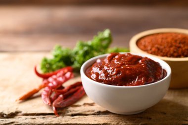 Kore gochujang (kırmızı biber ezmesi), baharatlı ve tatlı mayalanmış Kore baharatı.