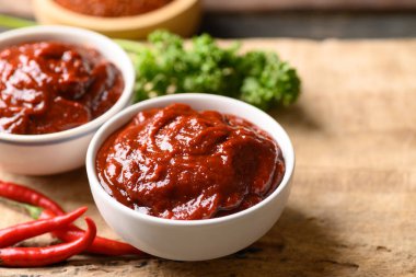 Kore gochujang (kırmızı biber ezmesi), baharatlı ve tatlı mayalanmış Kore baharatı.