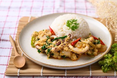 Tayland usulü kızarmış kalamar ve pilav, Tayland yemeği.