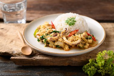 Tayland usulü kızarmış kalamar ve pilav, Tayland yemeği.