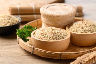 Organik Tayland esmer pirinç taneleri, sağlıklı besin maddeleri.