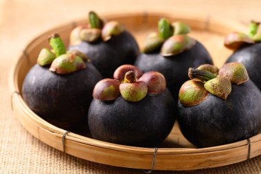 Olgun mangosteen meyvesi sepette, Tropikal meyve