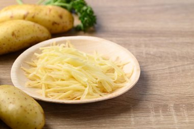 Pişirmek için dilimlenmiş çiğ patates, yemek malzemeleri.