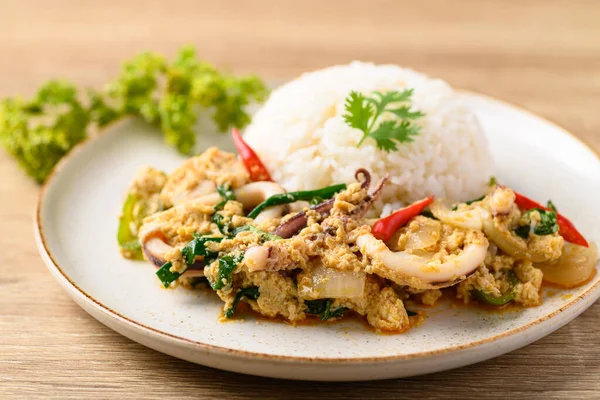 Tayland usulü kızarmış kalamar ve pilav, Tayland yemeği.