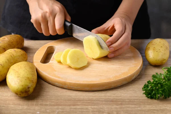 Hand Holding Knife Cutting Potatoes Cooking Food Ingredients — Stock fotografie