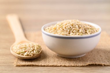 Kaşıklı Tayland esmer pirinç tohumu, organik pirinç taneleri, besin maddeleri