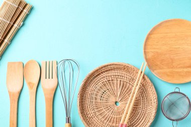 Renk arkaplanı üzerinde yemek pişirmek için mutfak gereçleri, düz yatıyordu