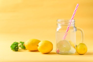 Sarı üzerine taze limonata, Mason kavanozunda yaz içkisi.