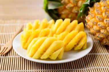 Dilimlenmiş ananas meyvesi yemeye hazır, yaz mevsiminde tropik meyve.