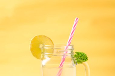 Sarı üzerine taze limonata, Mason kavanozunda yaz içkisi.