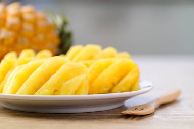 Dilimlenmiş ananas meyvesi yemeye hazır, yaz mevsiminde tropik meyve.