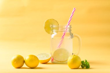 Sarı üzerine taze limonata, Mason kavanozunda yaz içkisi.