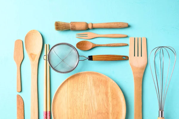 Renk arkaplanı üzerinde yemek pişirmek için mutfak gereçleri, düz yatıyordu