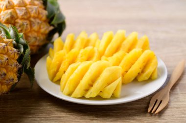 Dilimlenmiş ananas meyvesi yemeye hazır, yaz mevsiminde tropik meyve.
